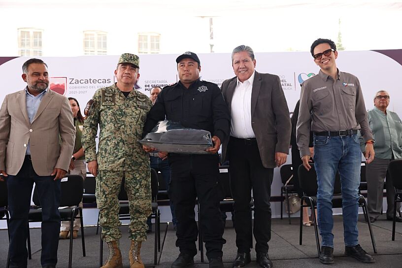 ENTREGAN PATRULLAS Y EQUIPO A POLICÍAS DEL SEMIDESIERTO
