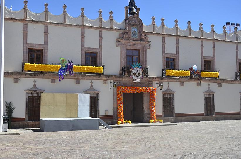 ARCOS Y DISFRACES, LO MÁS LLAMATIVO EN DÍA DE MUERTOS
