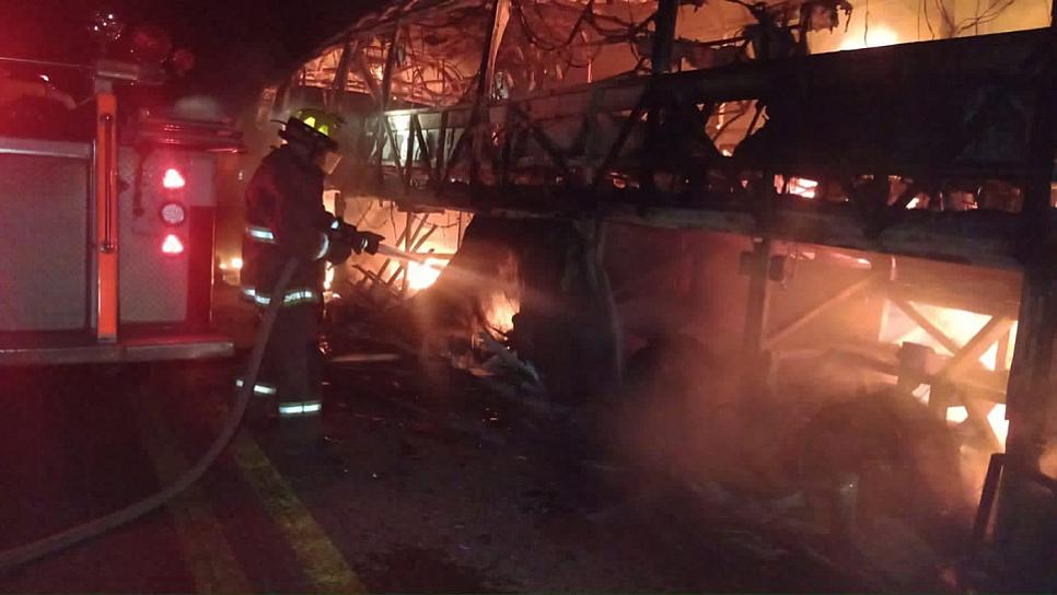 ARDE AUTOBUS DE PASAJEROS POR FALLA MECÁNICA 