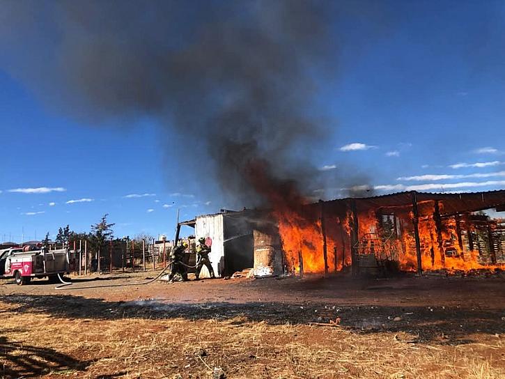Arde bodega improvisada de llantas en Guadalupe