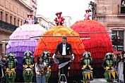 ABREN MUÑECAS GIGANTES EL 23 FESTIVAL INTERNACIONAL DE TEATRO DE CALLE