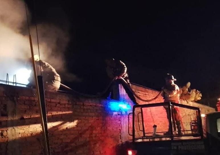 Arde un corralón de camiones en Huerta Vieja 