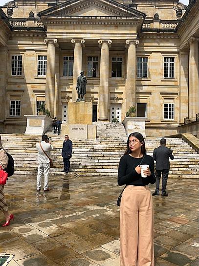 Arely Martínez se lleva premio por investigación sobre el trabajo doméstico no remunerado