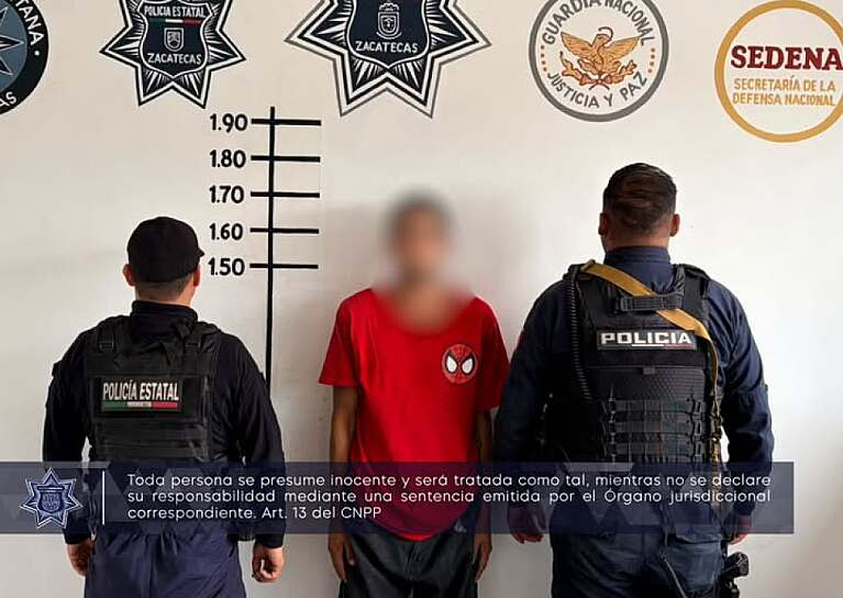 DETIENE A SUJETO POR PRESUNTA PORTACIÓN DE ARMA PROHIBIDA Y RESISTENCIA