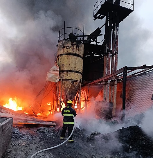 AYUDA MARINA A SOFOCAR INCENDIO EN DEPÓSITO DE BASURA EN TLÁHUAC