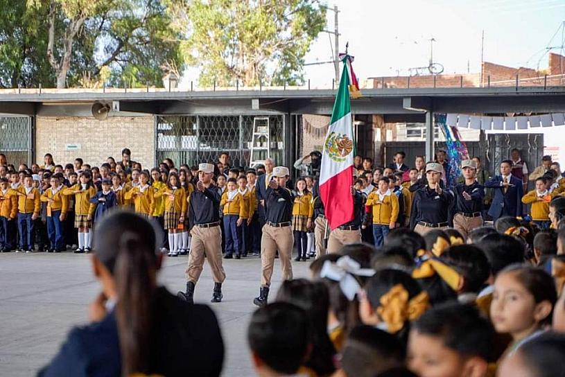 ARRANCA EN LA CAPITAL EL CICLO ESCOLAR 2023-2024 CON HONORES A LA BANDERA 