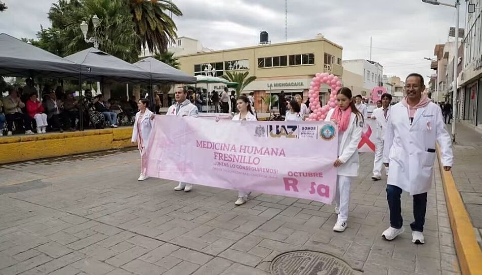 MARCHAN ESTUDIANTES, MÉDICOS Y CIUDADANOS EN FRESNILLO CONTRA EL CÁNCER DE MAMA