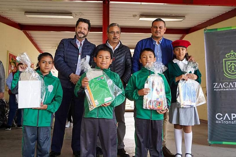 ARRANCA ENTREGA DE PAQUETES ESCOLARES EN PRIMARIAS DE LA CAPITAL