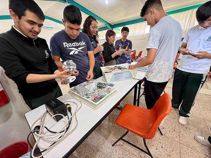 ADQUIERE COBAEZ EQUIPO DE ROBÓTICA PARA COMPETENCIA ESTUDIANTIL