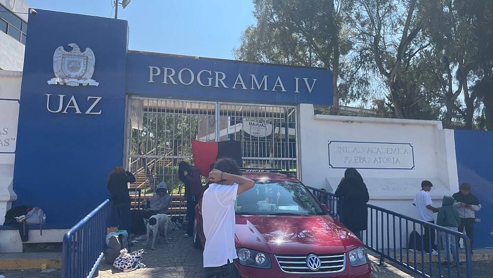 PROTESTAN ESTUDIANTES DE PREPARATORIA 4 DE LA UAZ POR DEFICIENCIAS ESCOLARES