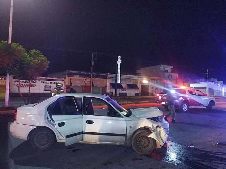 ATIENDEN RESCATISTAS ACCIDENTE VEHICULAR EN CARRETERA A SAUCEDA DE LA BORDA