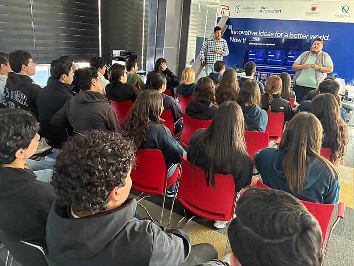 RECIBE COZCYT A ESTUDIANTES DE JEREZ EN QUANTUM CIUDAD DEL CONOCIMIENTO