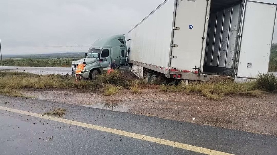 DEJA VOLCADURA DAÑOS MATERIALES EN CARRETERA FEDERAL 49 EN RÍO GRANDE