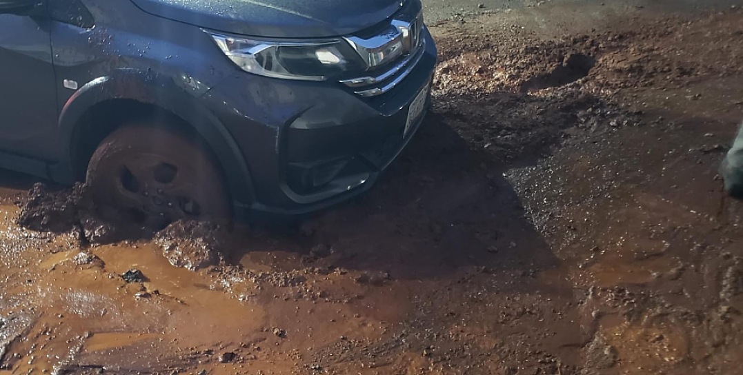 QUEDA VEHÍCULO ATASCADO EN OBRA INCONCLUSA DE JIAPAZ EN GUADALUPE