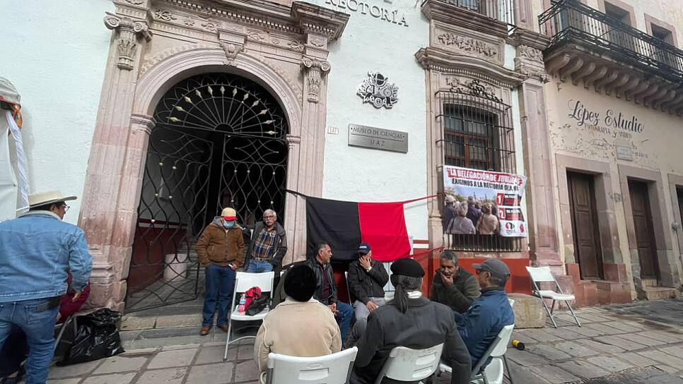 TOMAN JUBILADOS RECTORÍA DE LA UAZ PARA EXIGIR PAGOS PENDIENTES