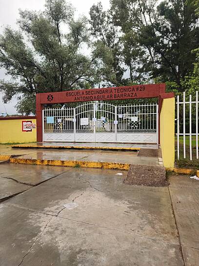 CUMPLE TRES DÍAS TOMADA LA SECUNDARIA TÉCNICA 29 DE TAYAHUA POR FALTA DE DIRECTOR