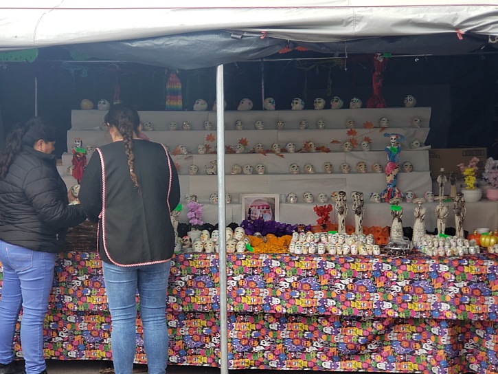 REDUCE EL CLIMA PARTICIPACIÓN DE COMERCIANTES EN TIANGUIS DE DÍA DE MUERTOS