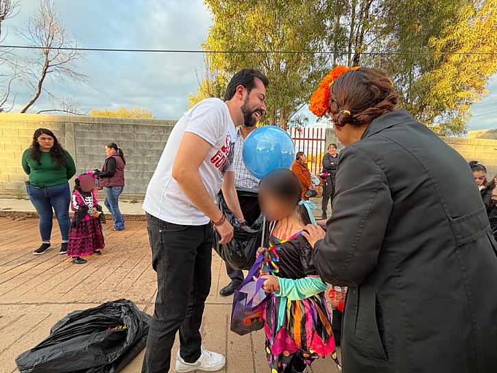 SANTOS GONZÁLEZ CONVIVE CON FAMILIAS DURANTE FESTEJO EN VETAGRANDE