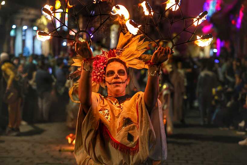 REÚNE ZACATECAS A MILES EN DESFILE DEL FESTIVAL DE DÍA DE MUERTOS
