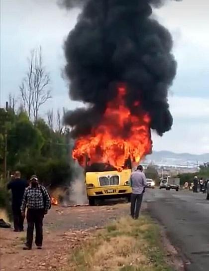 ARRASA INCENDIO CON CAMIÓN DE PASAJEROS