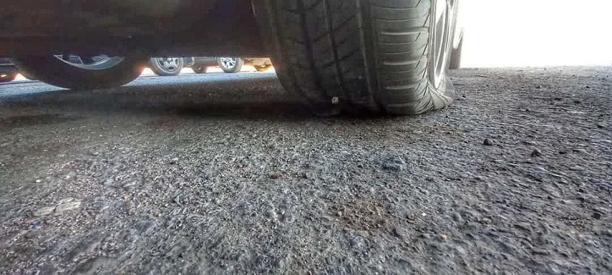 Arrojan estrellas ponchallantas durante la madrugada; 2 automóviles resultan afectados 