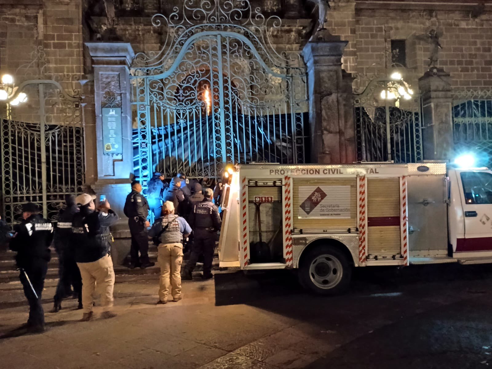 INTENTAN INCENDIAR PORTÓN DE LA CATEDRAL DE PUEBLA; AUTORIDADES CONTROLAN EL FUEGO