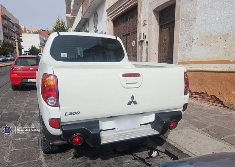 Aseguran camioneta con placas sobrepuestas en colonia Centro