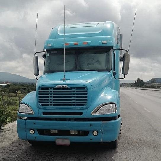 ASEGURAN EN PINOS TRACTOCAMIÓN CON REPORTE DE ROBO 