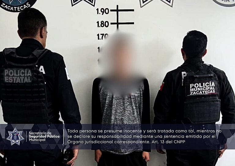 ASEGURAN MOTO Y DETIENEN A DOS HOMBRES EN LA TOMA