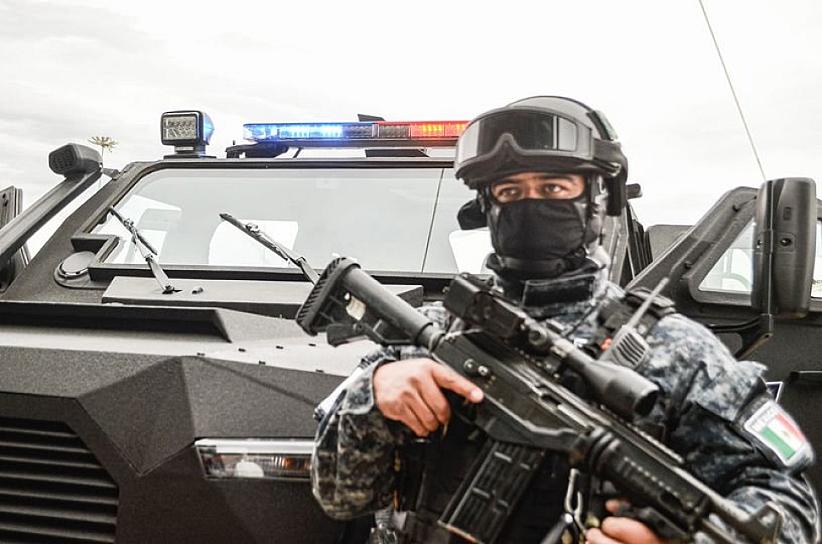 ASEGURAN POLICÍAS ESTATALE TRES VEHÍCULOS; HAY UN DETENIDO 