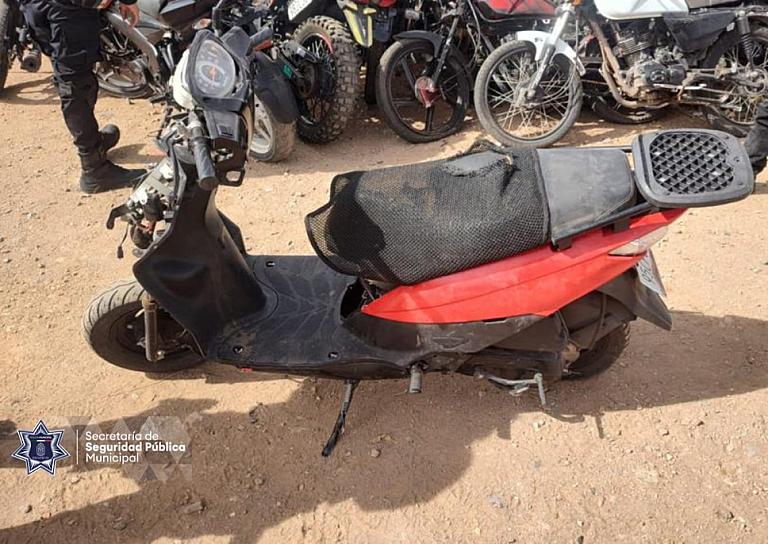 ASEGURAN POLICÍAS MUNICIPALES UNA MOTOCICLETA ABANDONADA EN COLINAS DEL PADRE