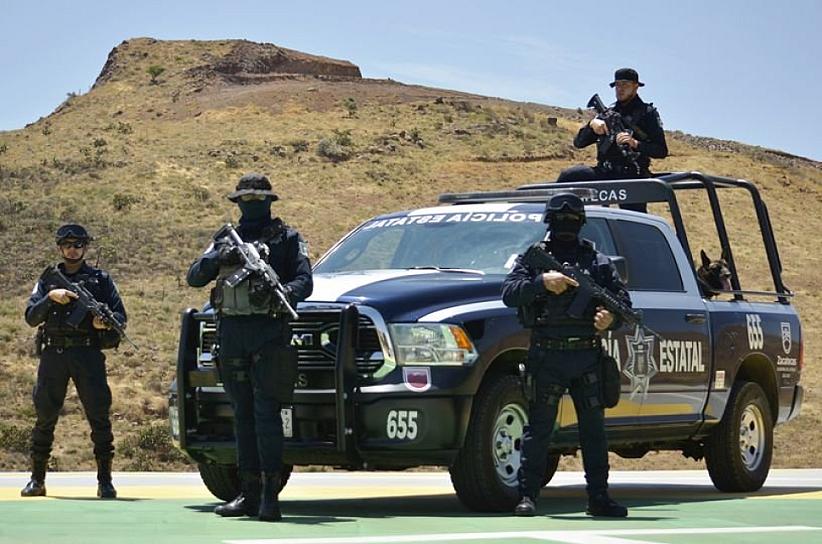 ASEGURAN POLICÍAS UN VEHÍCULO CON PLACAS SOBREPUESTAS