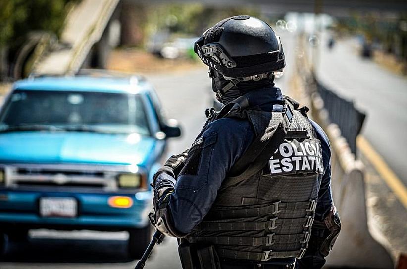 ASEGURAN POLICÍAS VEHÍCULO CON REPORTE DE ROBO 