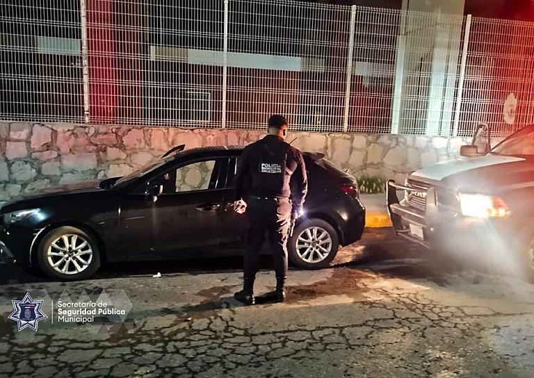 ASEGURAN VEHÍCULO ABANDONADO EN TRES CRUCES