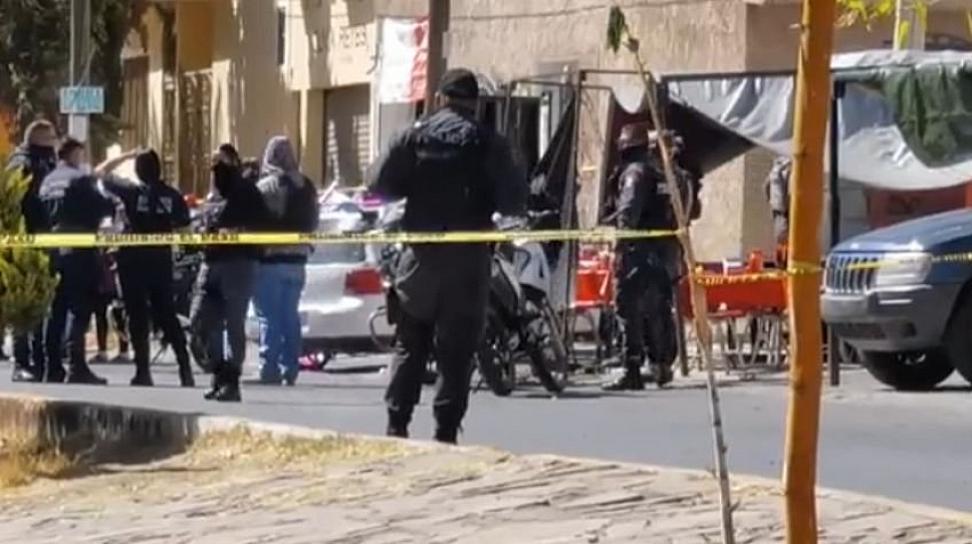 ATACAN A BALAZOS A DOS HOMBRES EN LA 5 DE MAYO; UNO MUERE