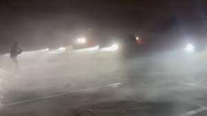 REDUCE VENTISCA A CERO LA VISIBILIDAD EN EL LAGO MICHIGAN Y PARALIZA CHICAGO