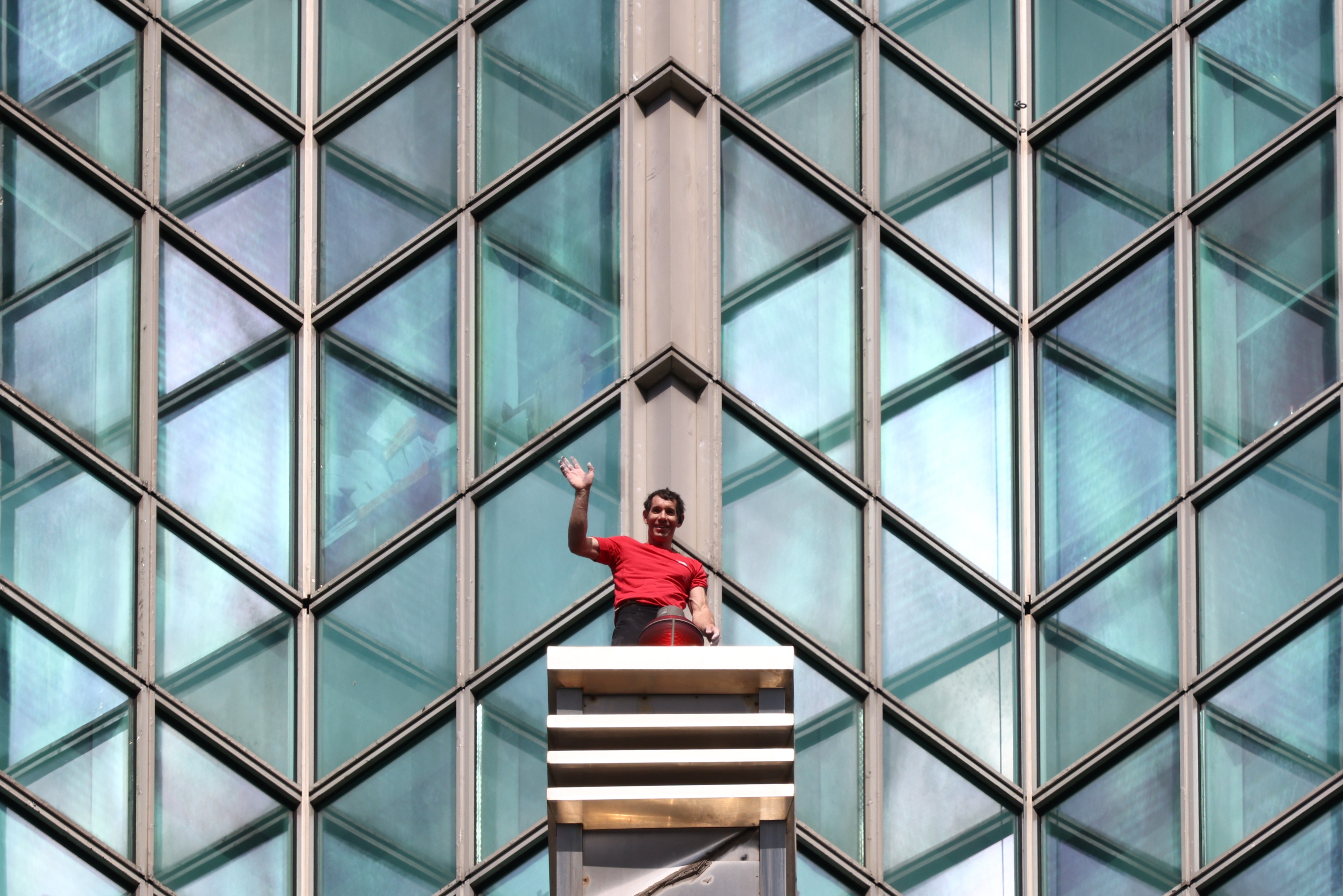 ESCALA HONNOLD EN SOLITARIO EL TAIPEI 101 Y LLEVA LA ESCALADA URBANA AL LÍMITE