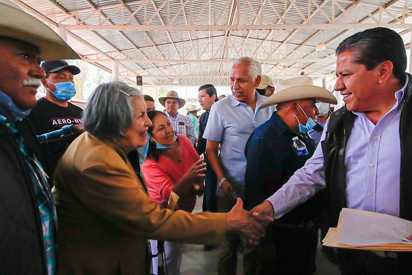ATIENDE GOBERNADOR PETICIONES DE HABITANTES DE PINOS 