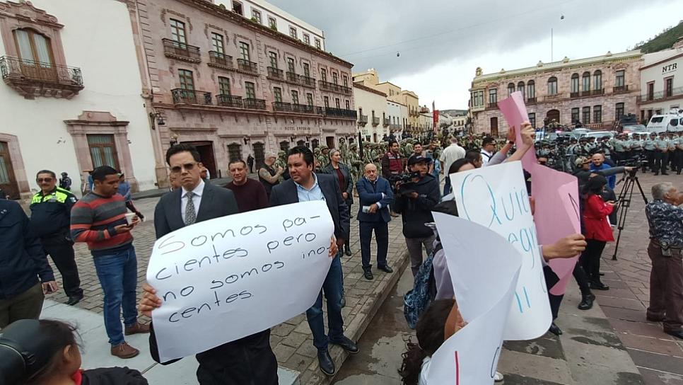 ATIENDEN A DOCENTES Y MADRES DE FAMILIA DE LA ESCUELA VALENTÍN GÓMEZ FARÍAS 