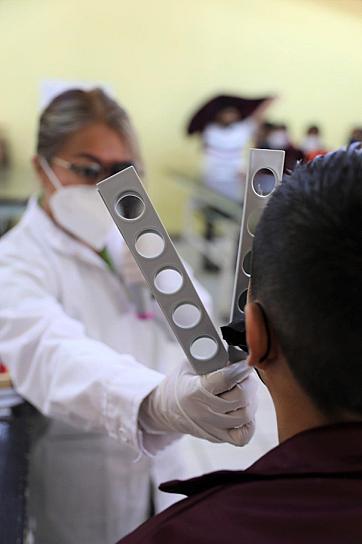 ATIENDEN A NIÑOS CON PROBLEMAS DE LA VISTA