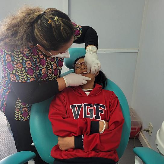 Atienden a niños de primaria Valentín Gómez Farías con Amsabi