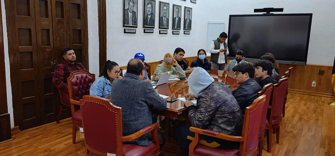 ATIENDEN AUTORIDADES DE LA UAZ PETICIONES  ESTUDIANTILES DE COMEDORES 