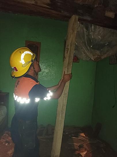 ATIENDEN BOMBEROS A POBLACIÓN QUE SUFRIÓ AFECTACIÓN POR LLUVIAS 