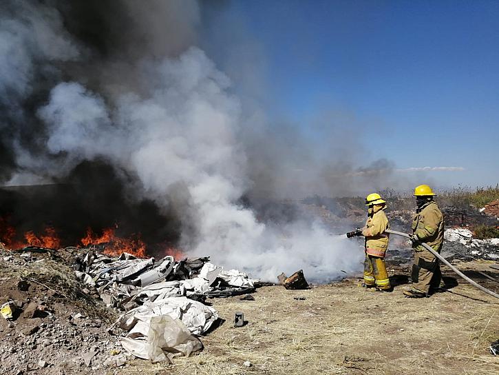 ATIENDEN BOMBEROS DE FRESNILLO INCENDIO EN BASURERO CLANDESTINO 