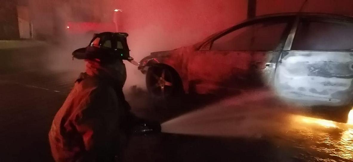 ATIENDEN BOMBEROS DE LA CAPITAL INCENDIO DE VEHÍCULO; REPORTAN PÉRDIDA TOTAL 
