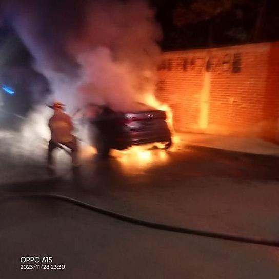 ATIENDEN BOMBEROS DE PROTECCIÓN CIVIL INCENDIO DE UN VEHÍCULO 