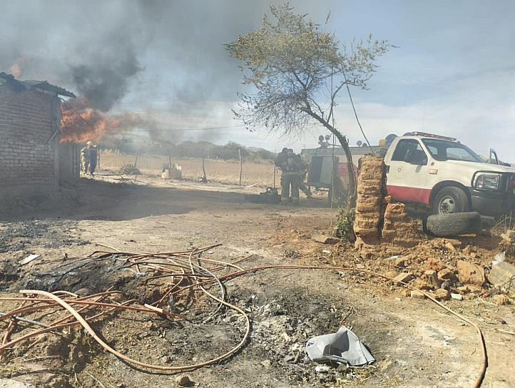 ATIENDEN BOMBEROS INCENDIO DE CASA HABITACIÓN EN GUADALUPE