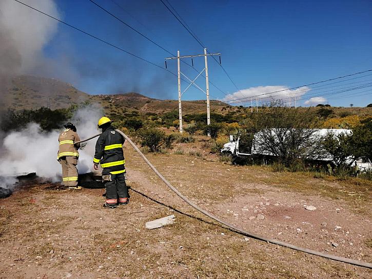 ATIENDEN BOMBEROS INCENDIO DE LLANTAS EN LOTE BALDÍO