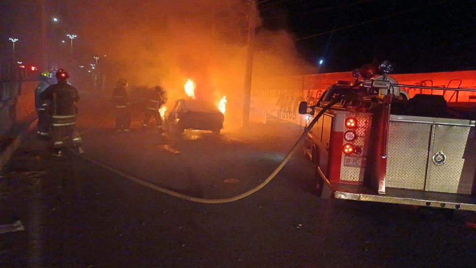 ATIENDEN BOMBEROS INCENDIO DE VEHÍCULO