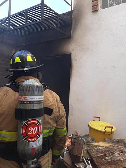ATIENDE OPORTUNAMENTE PROTECCIÓN CIVIL DE JEREZ EXPLOSIÓN E INCENDIO PARCIAL EN UN DOMICILIO
